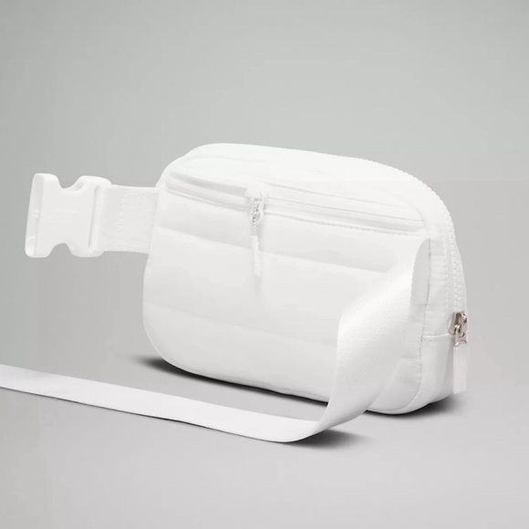The Lululemon Everywhere Belt Bag Wunder Puff. - Picture 7 of 17